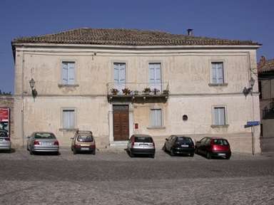 Palazzetto su piazza Tharolis